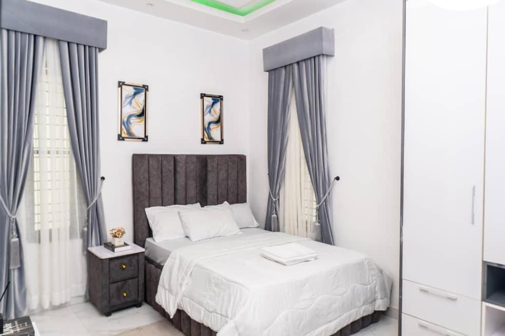 Urban Retreat Luxury Shortlet Apartment Lekki Ajah Lagos With Pool And Gym Exteriör bild