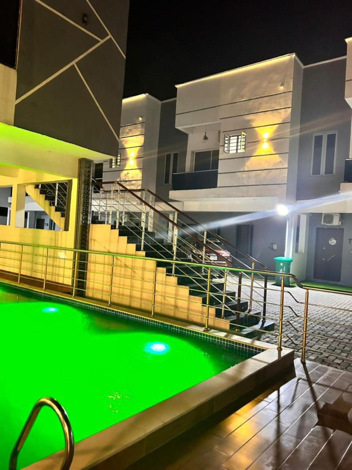 Urban Retreat Luxury Shortlet Apartment Lekki Ajah Lagos With Pool And Gym Exteriör bild